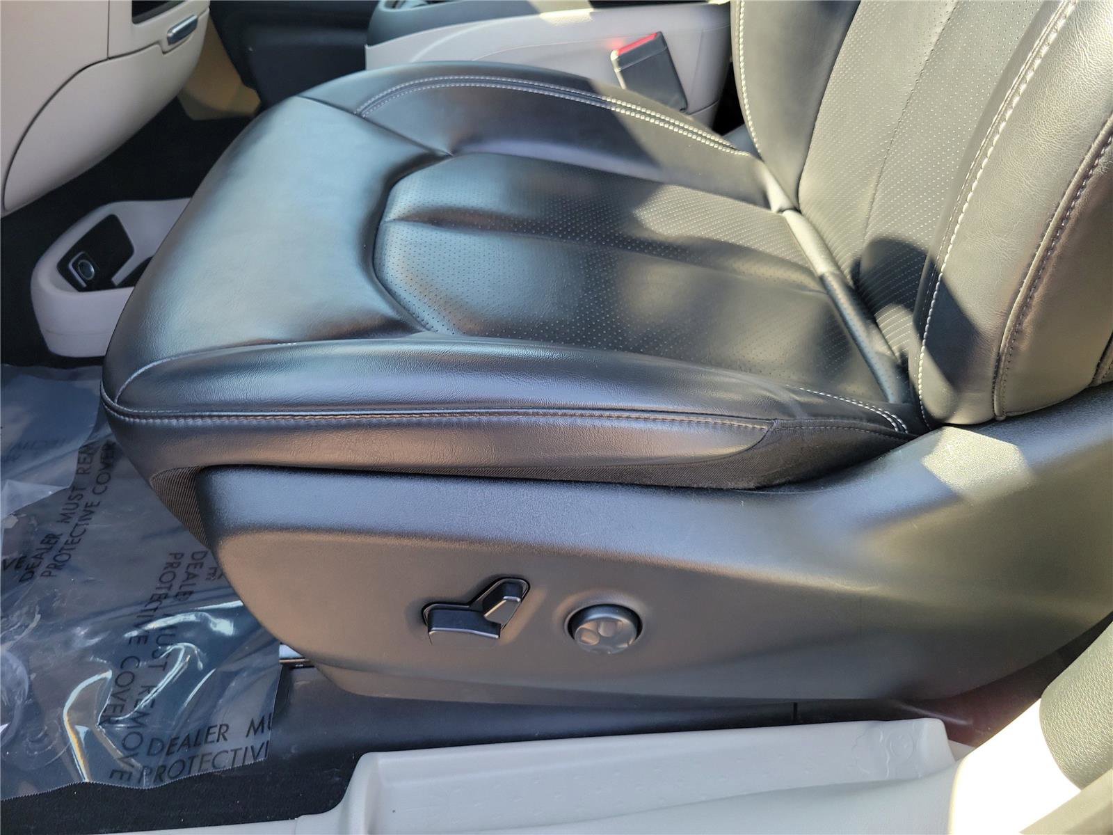 Used 2023 Chrysler Pacifica Touring-L FWD image 19