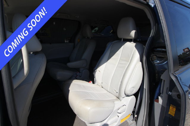 Used 2014 Toyota Sienna XLE FWD image 2