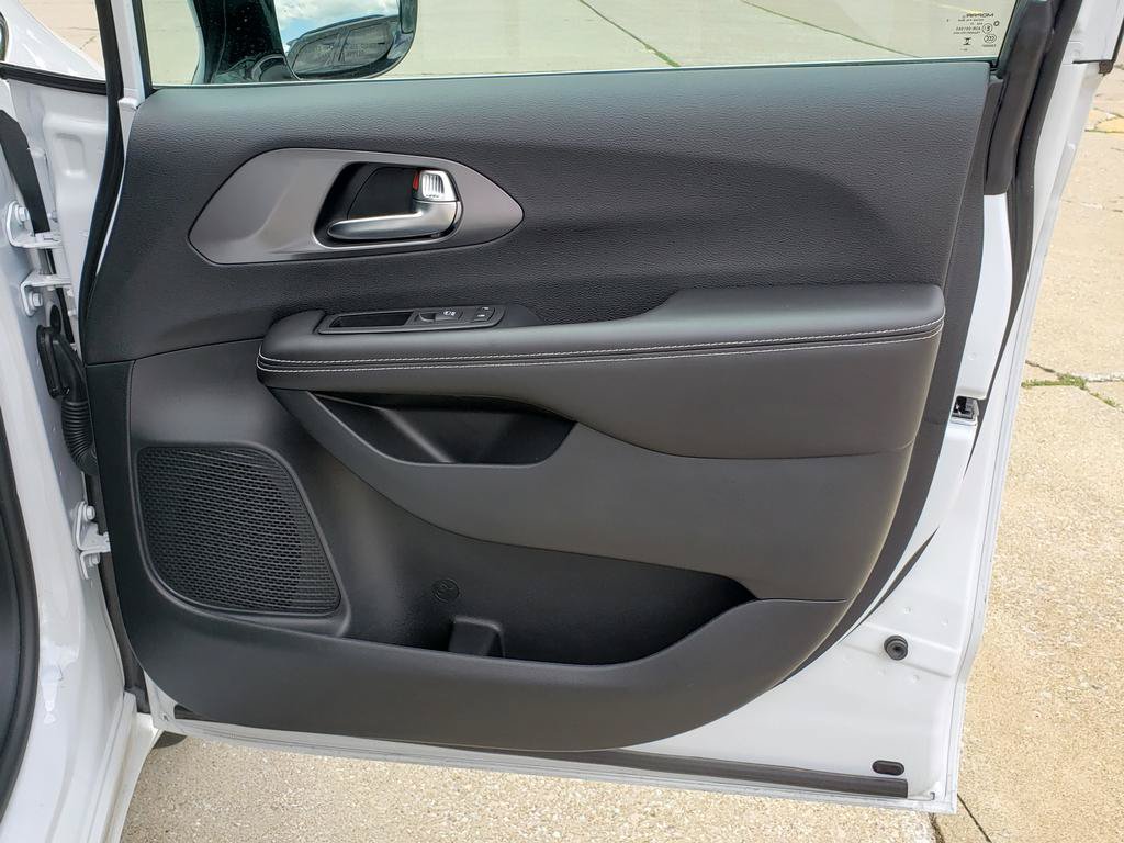 New 2026 Chrysler Pacifica Select AWD/4WD image 19