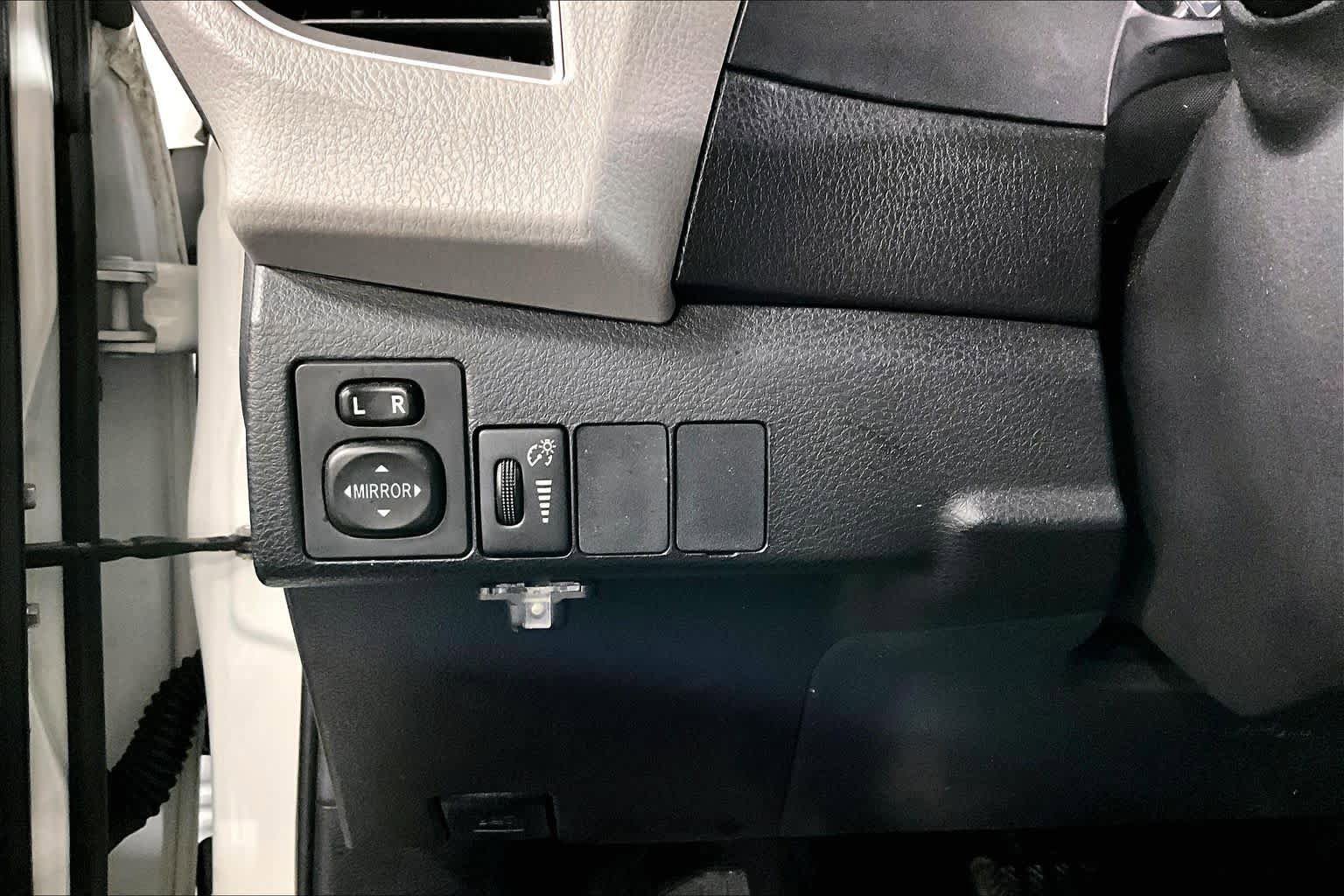 Used 2015 Toyota Corolla LE FWD image 35