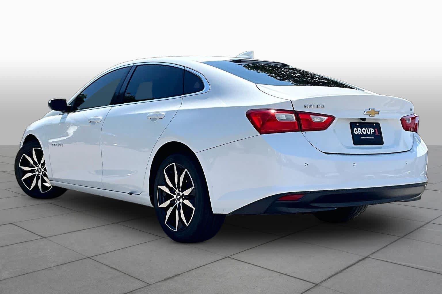 Used 2018 Chevrolet Malibu LT w/ Leather Package FWD image 11
