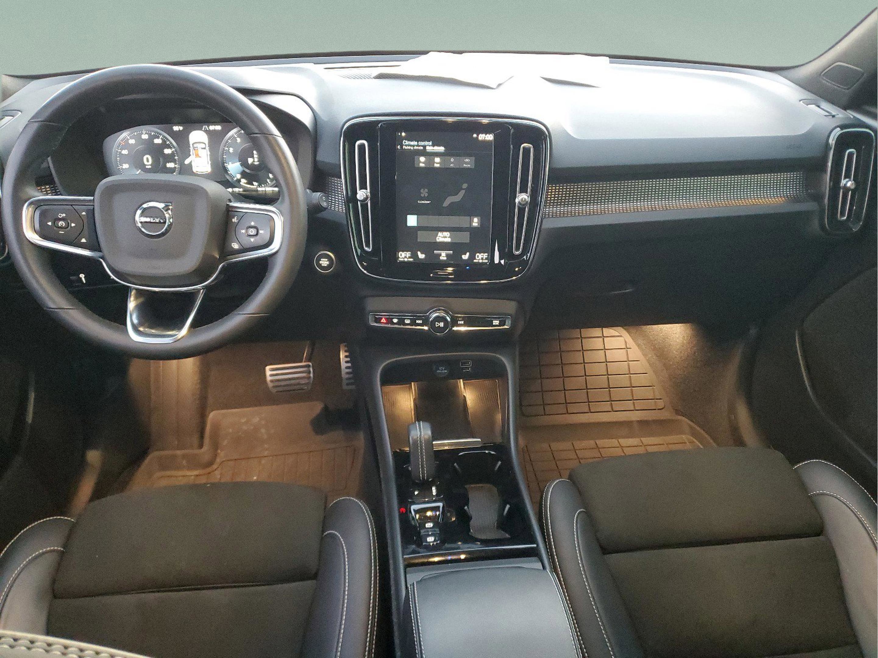 Used 2022 Volvo XC40 T5 R-Design w/ Advanced Package image 12