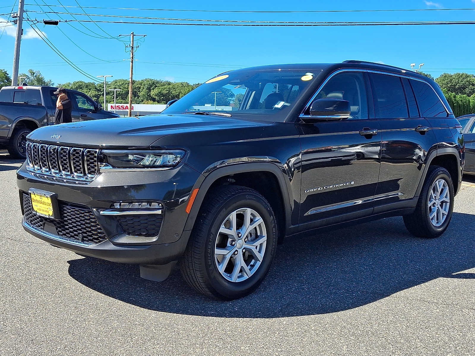 Used 2023 Jeep Grand Cherokee Limited w/ Luxury Tech Group II AWD/4WD image 3