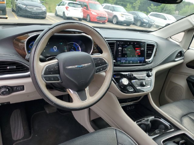 Used 2021 Chrysler Pacifica Limited w/ Uconnect Theater Family Group FWD image 18