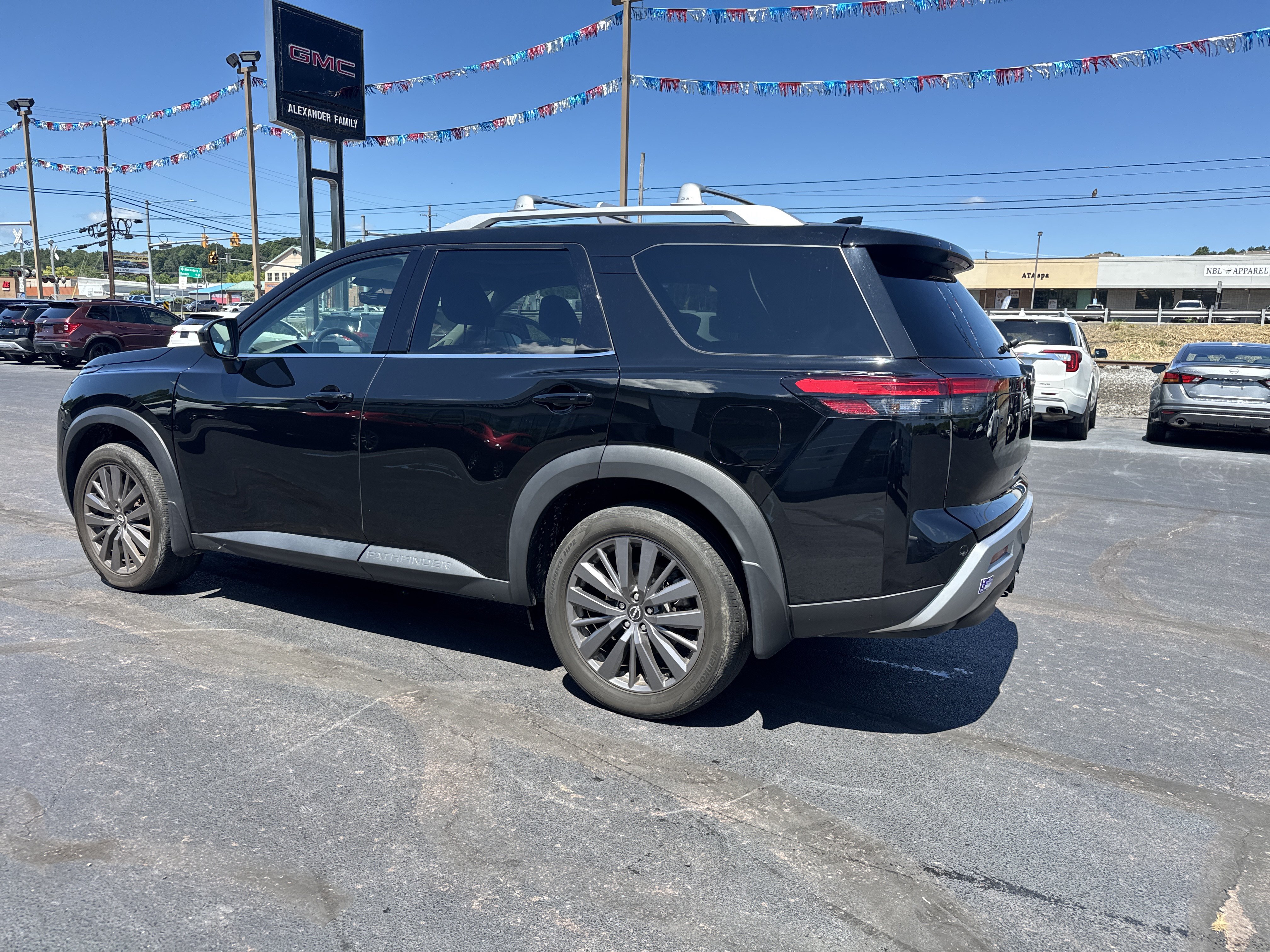Used 2023 Nissan Pathfinder SL w/ SL Premium Package AWD/4WD image 6