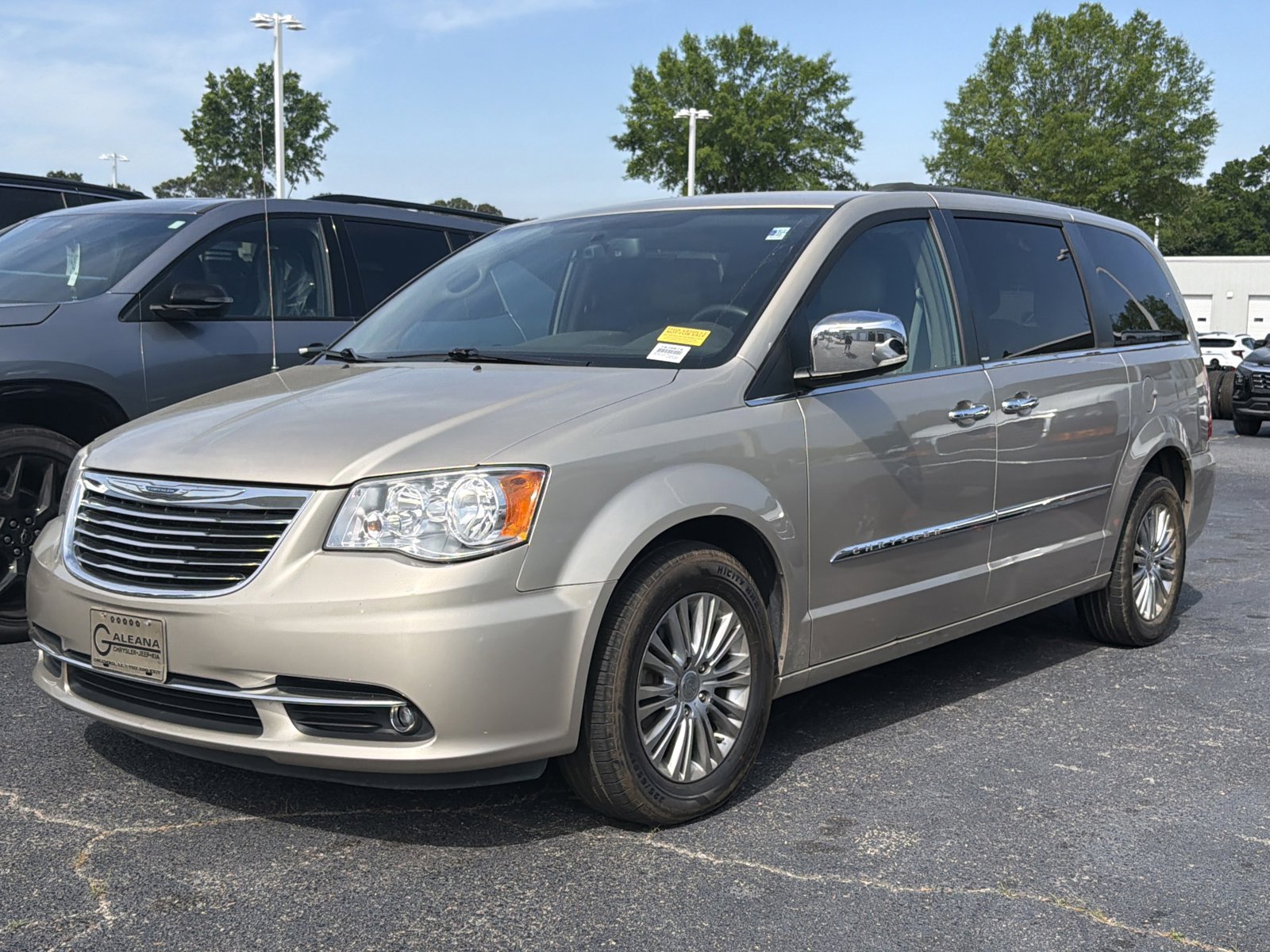 Used 2013 Chrysler Town & Country Touring-L w/ Driver Convenience Group image 2