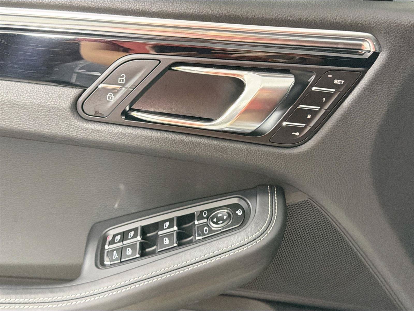 Certified 2025 Porsche Macan S AWD/4WD image 31