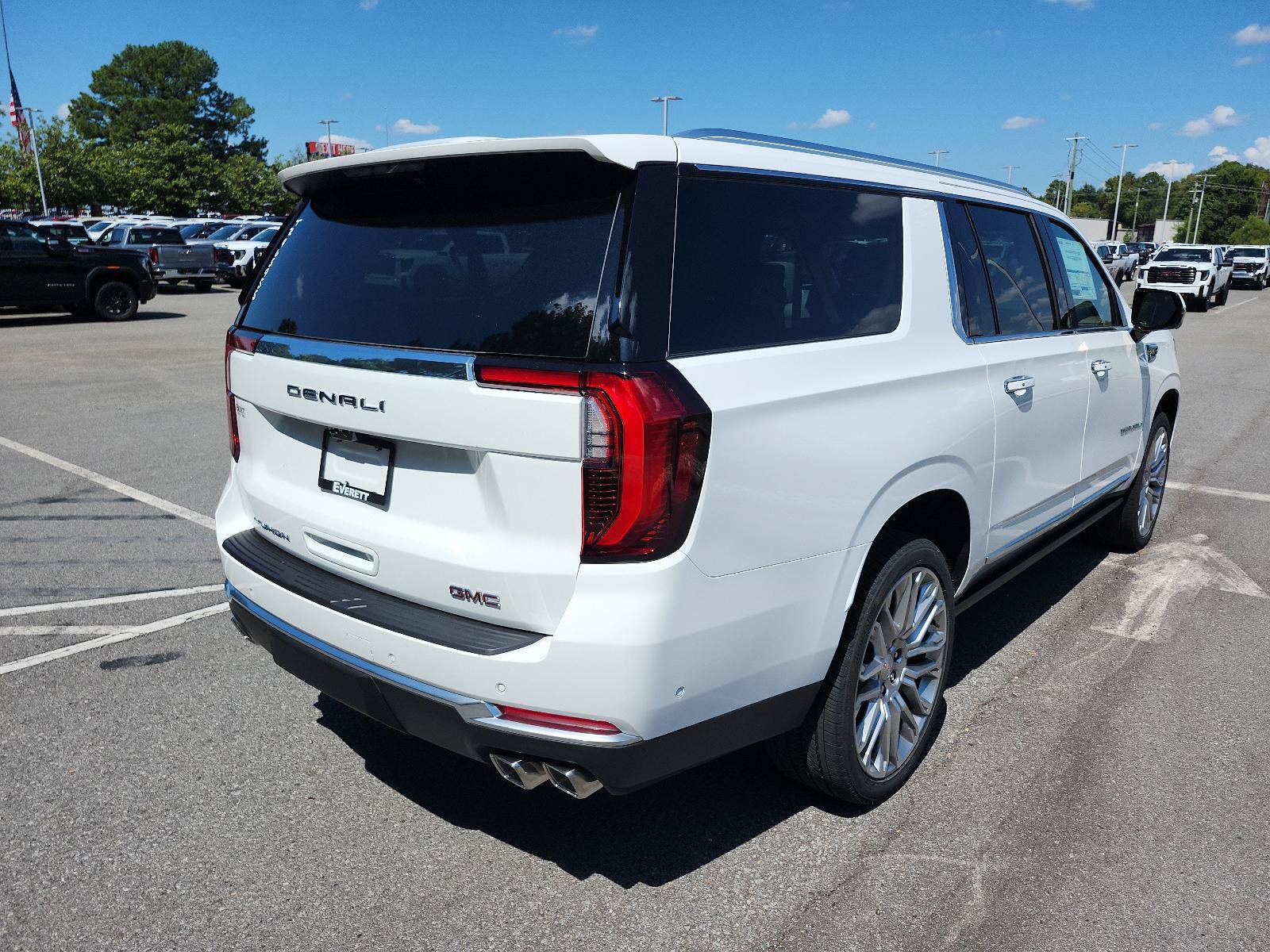 New 2026 GMC Yukon XL Denali w/ Denali Reserve Package AWD/4WD image 3