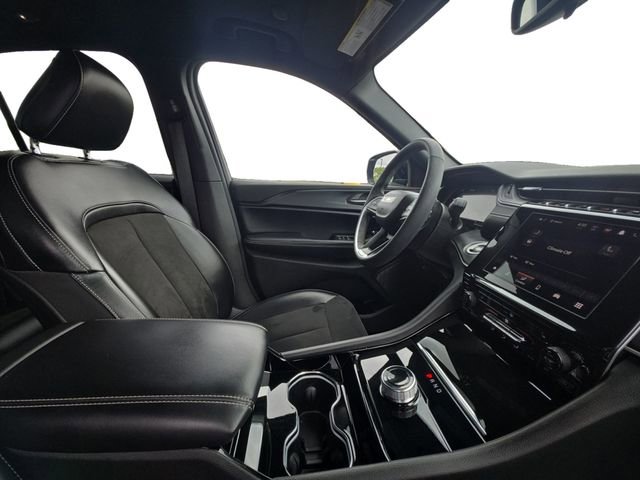 Used 2023 Jeep Grand Cherokee Altitude AWD/4WD image 16