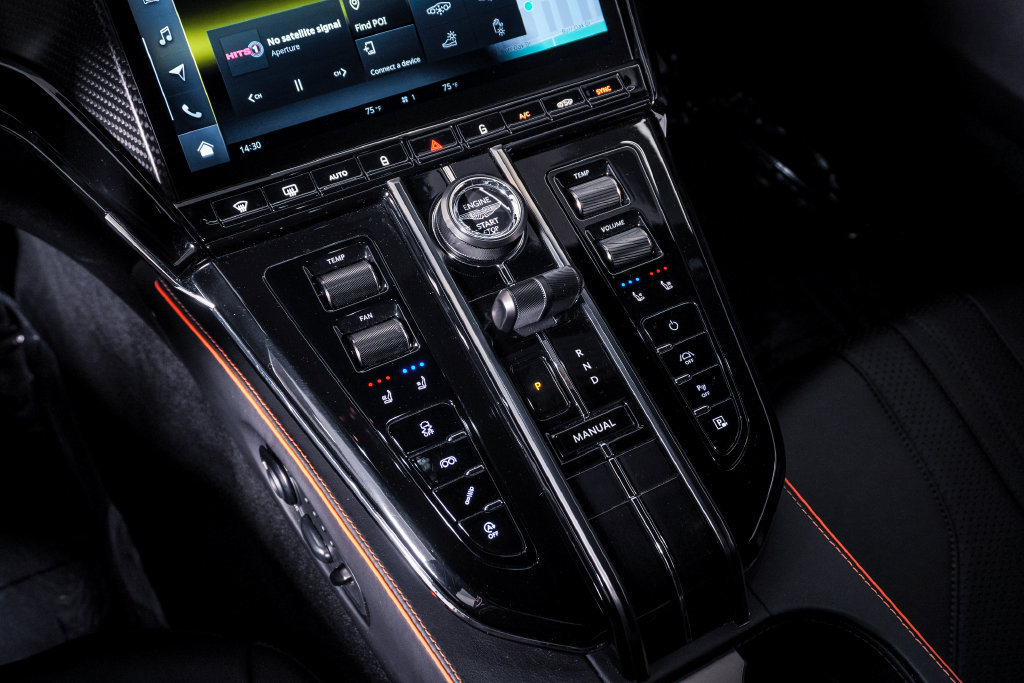 Used 2025 Aston Martin V8 Vantage Coupe RWD image 29