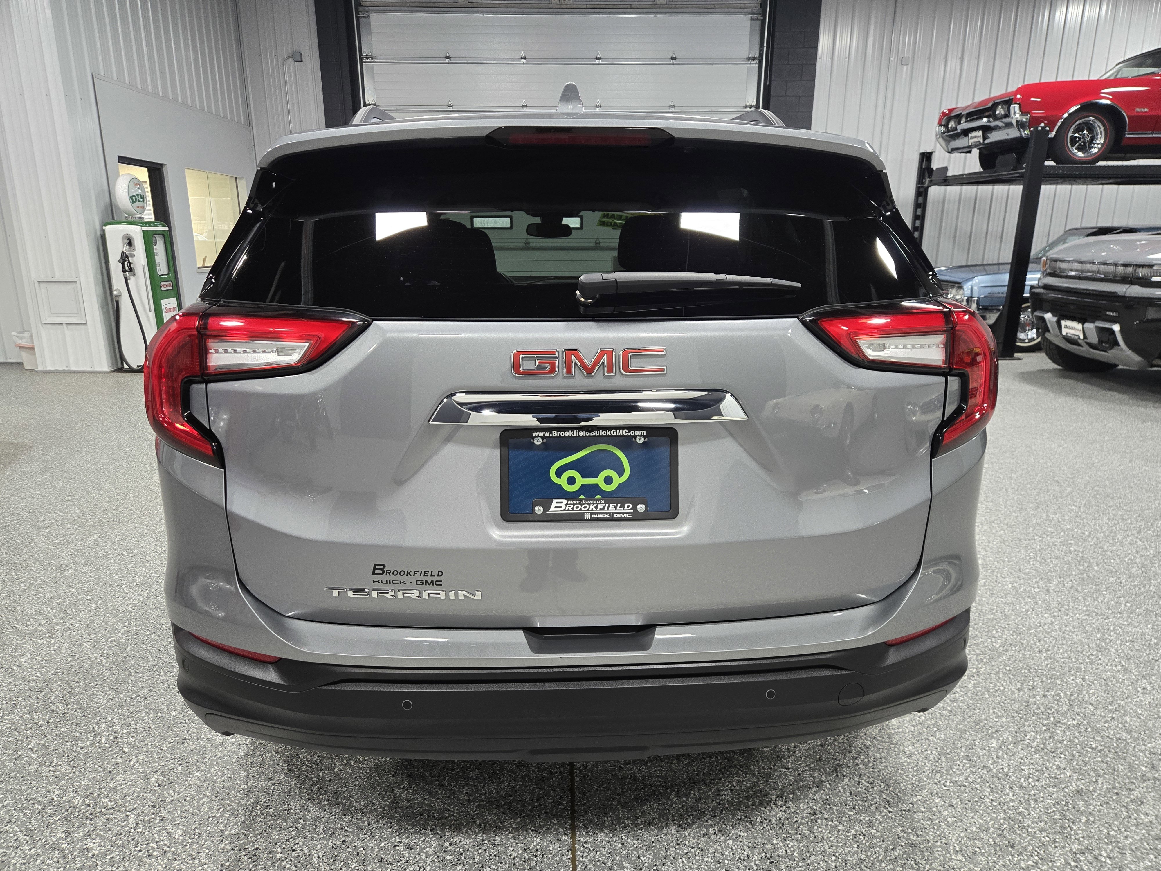 Certified 2024 GMC Terrain SLE w/ Driver Convenience Package image 4