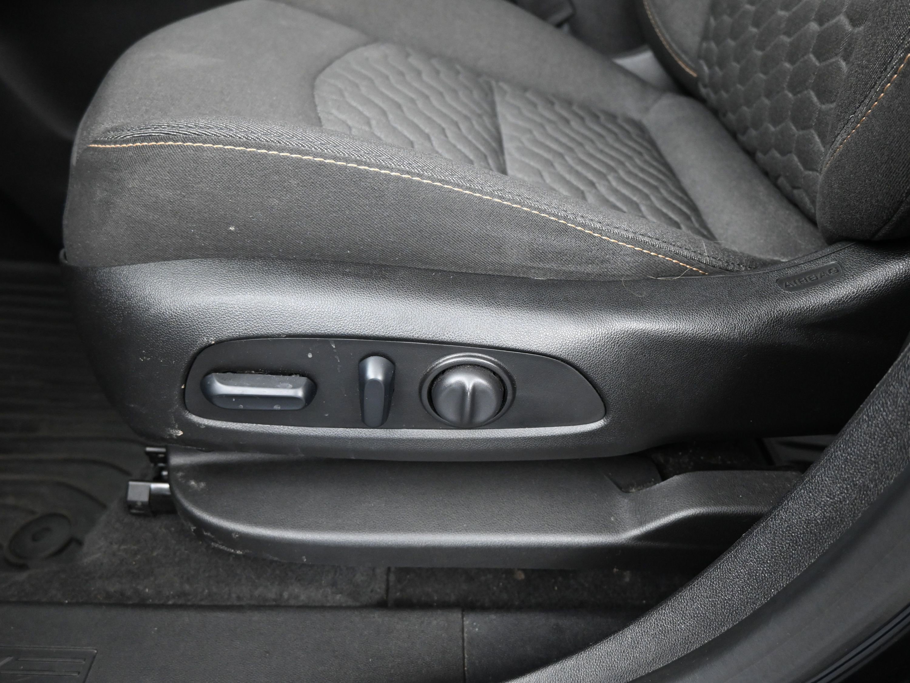 Used 2019 Chevrolet Equinox LT w/ Sun & Navigation Package image 11