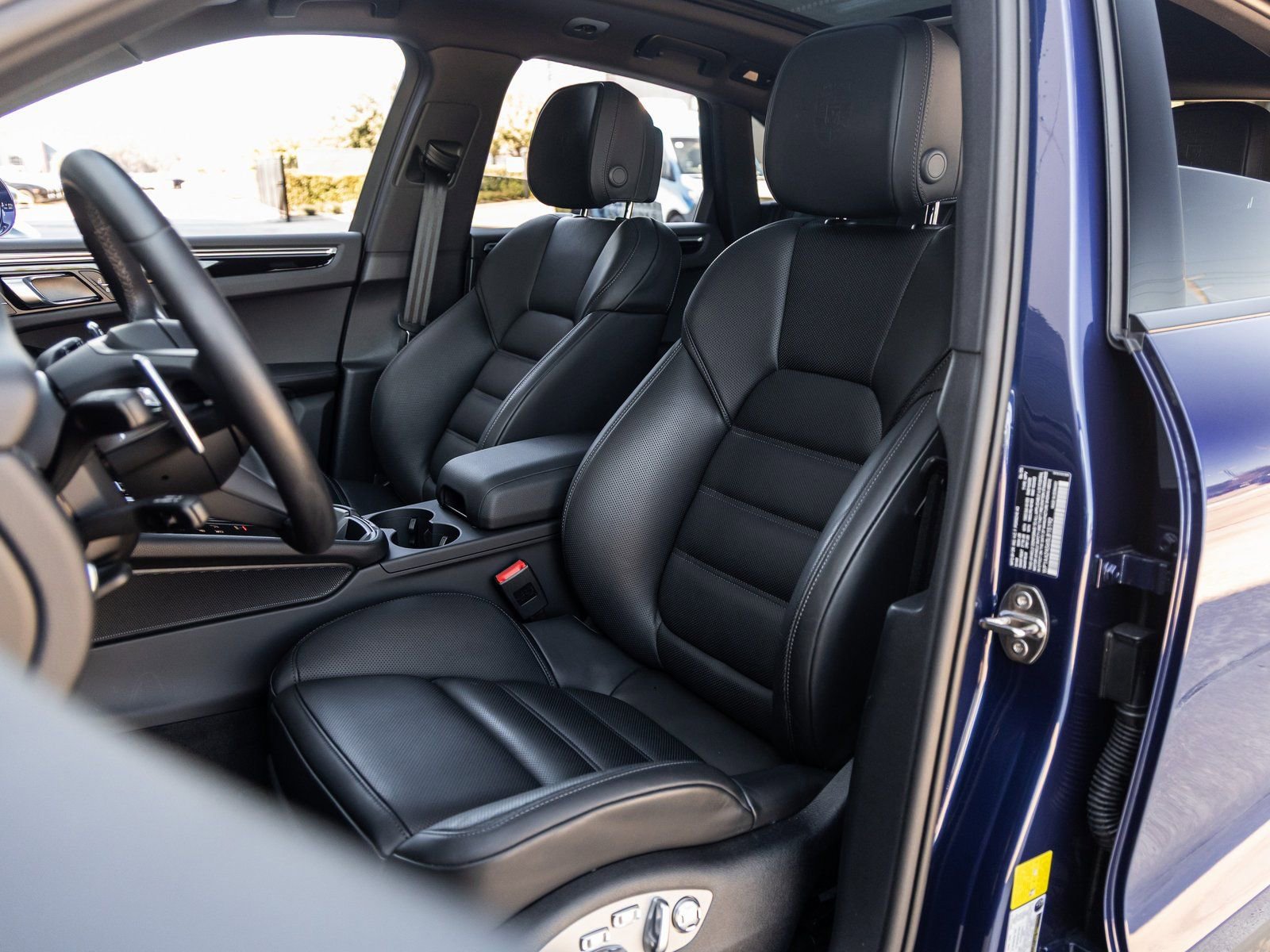 Certified 2025 Porsche Macan image 5