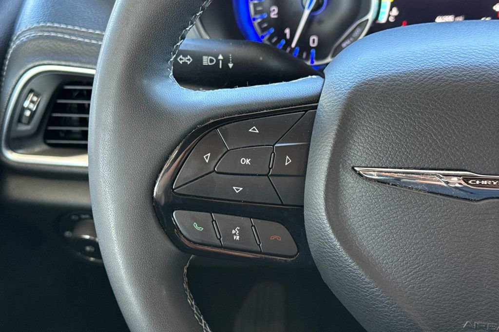 Used 2025 Chrysler Pacifica Limited image 35