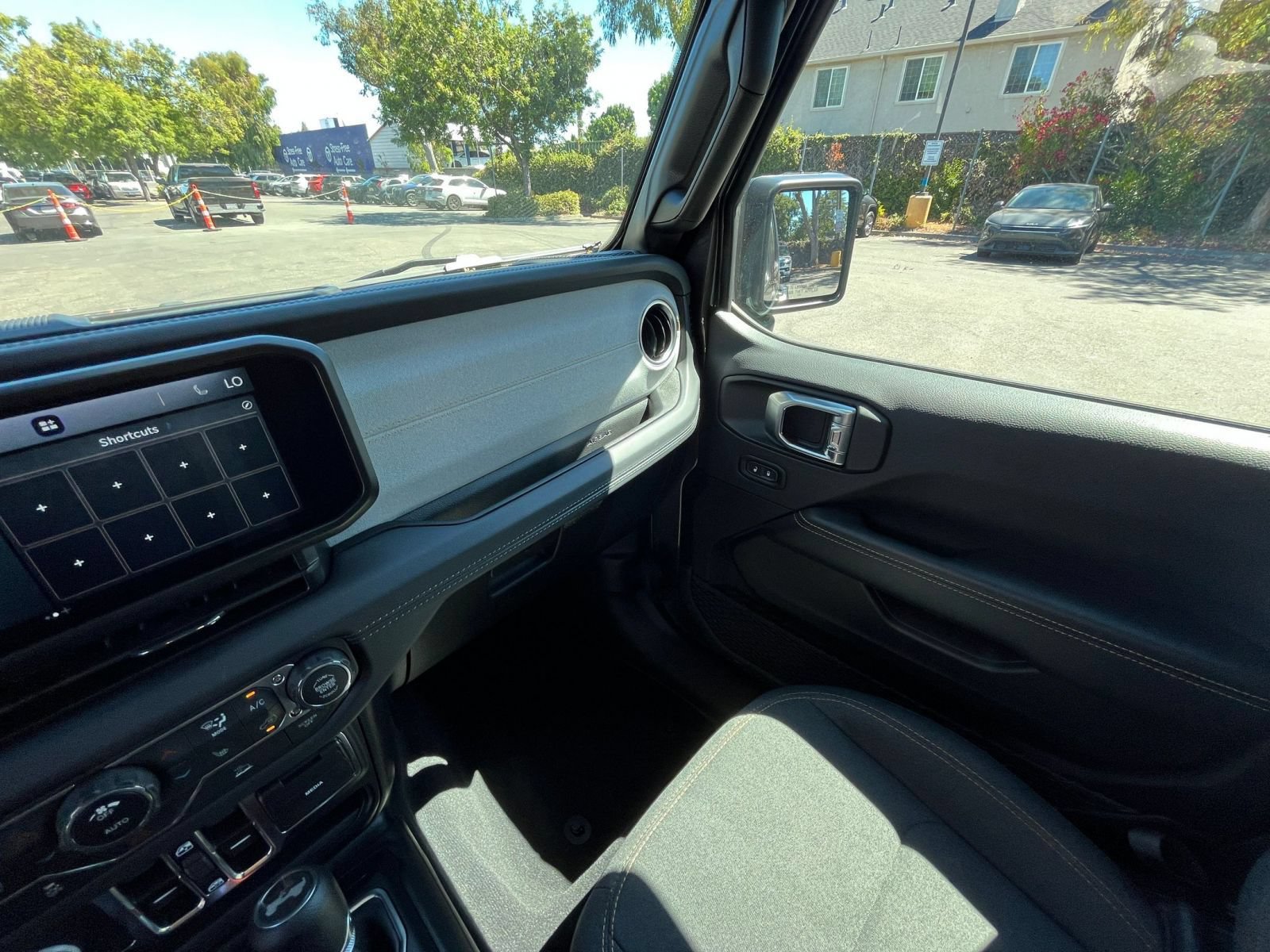Used 2025 Jeep Wrangler Unlimited Sahara AWD/4WD image 35