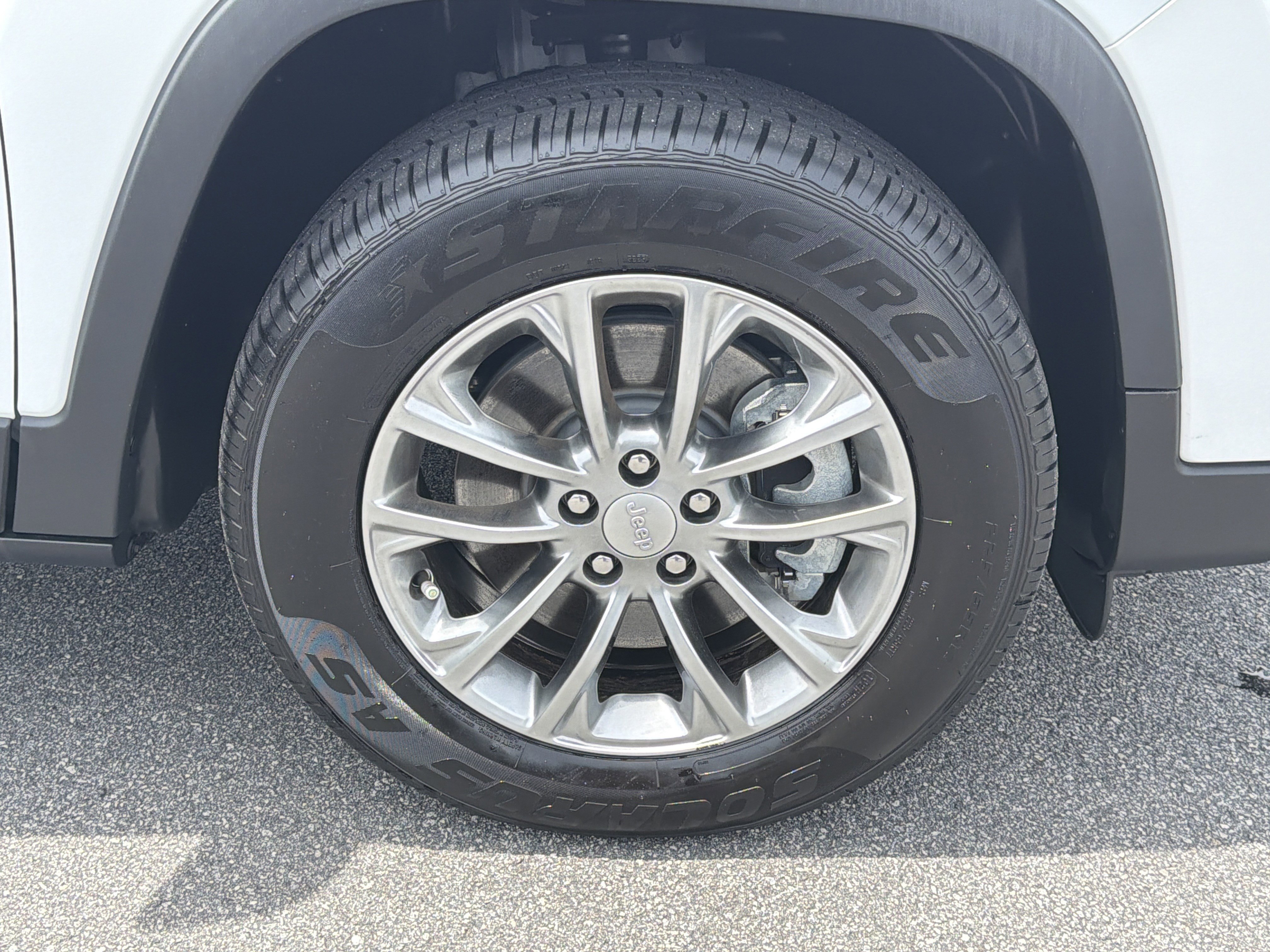 Used 2021 Jeep Cherokee Latitude Lux w/ Comfort/Convenience Group AWD/4WD image 14