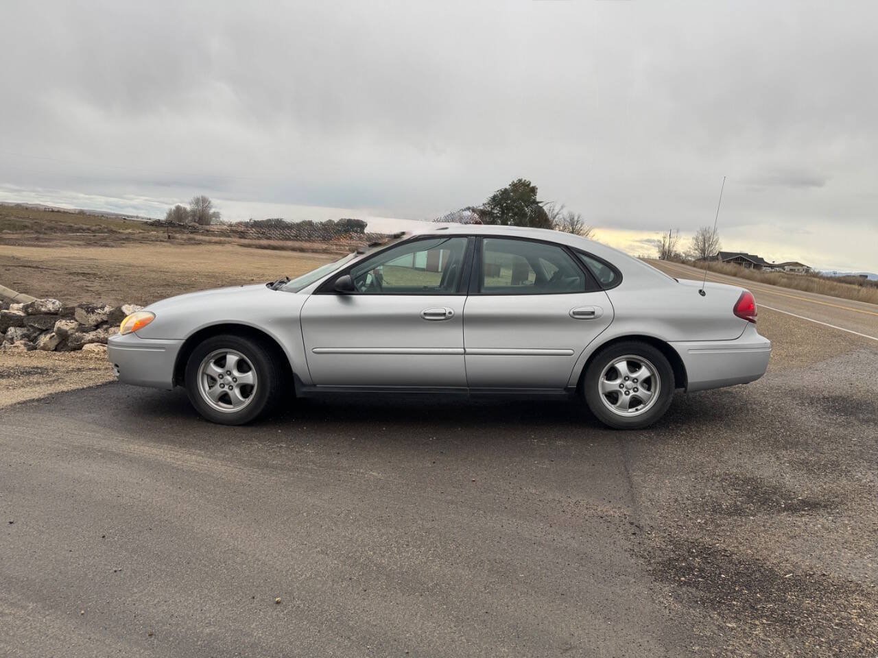 Used 2005 Ford Taurus SE FWD image 2