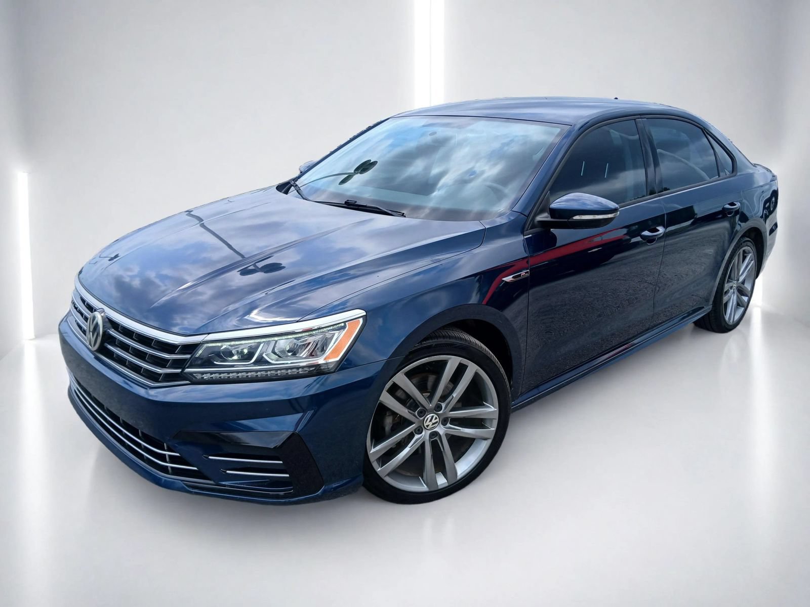 Used 2018 Volkswagen Passat 2.0T S FWD image 1