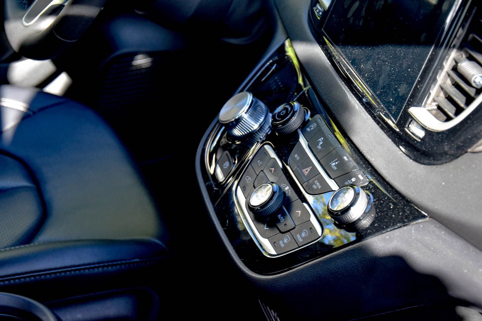 Used 2025 Chrysler Pacifica Select FWD image 8