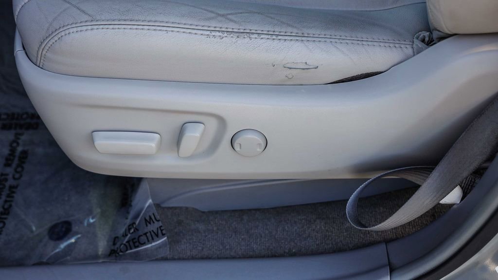 Used 2014 Toyota Sienna L image 24