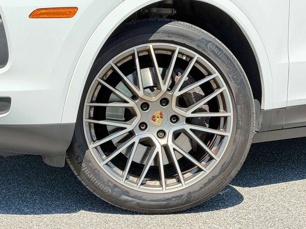 Certified 2023 Porsche Cayenne Platinum Edition image 6