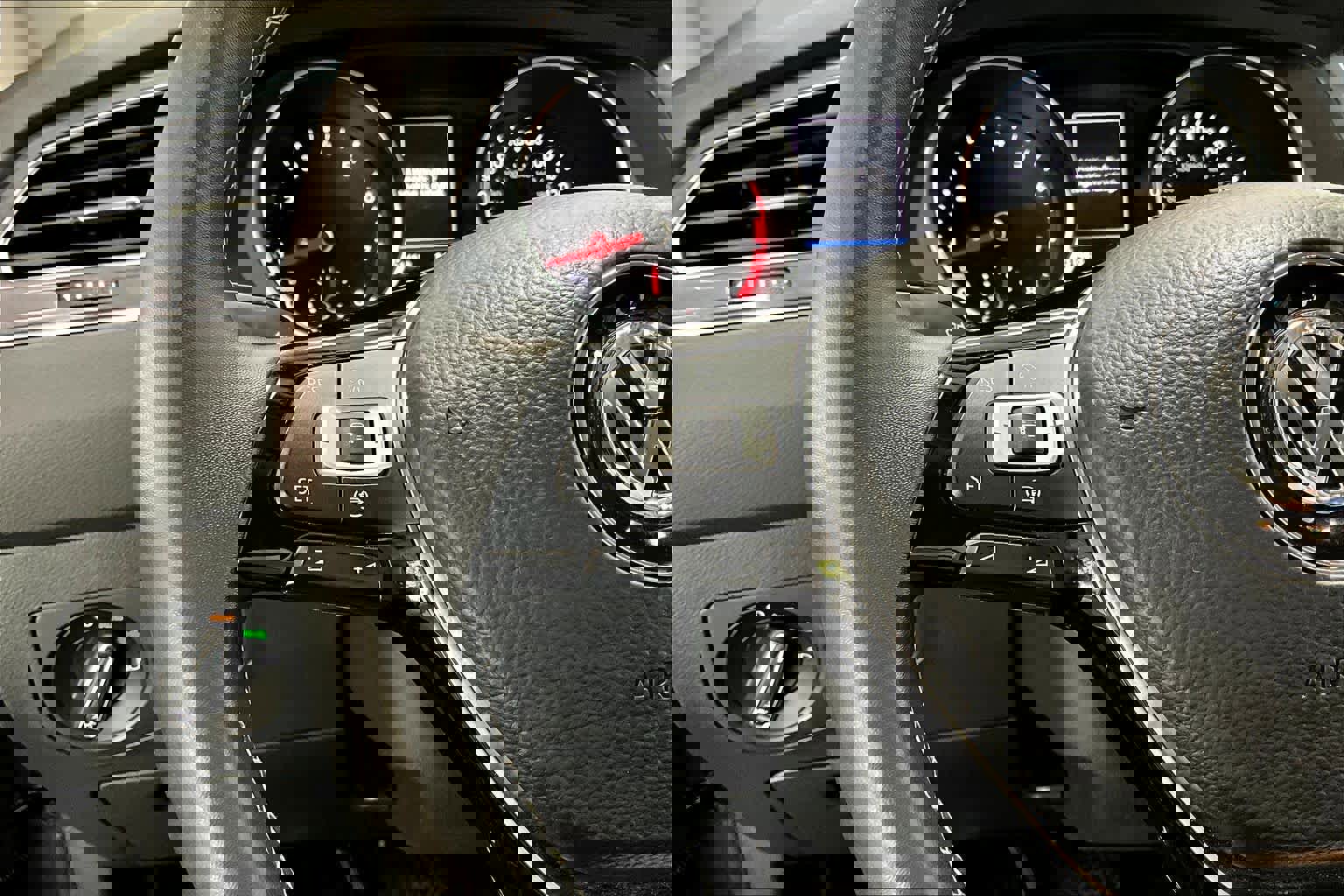 Used 2021 Volkswagen Tiguan SE image 21