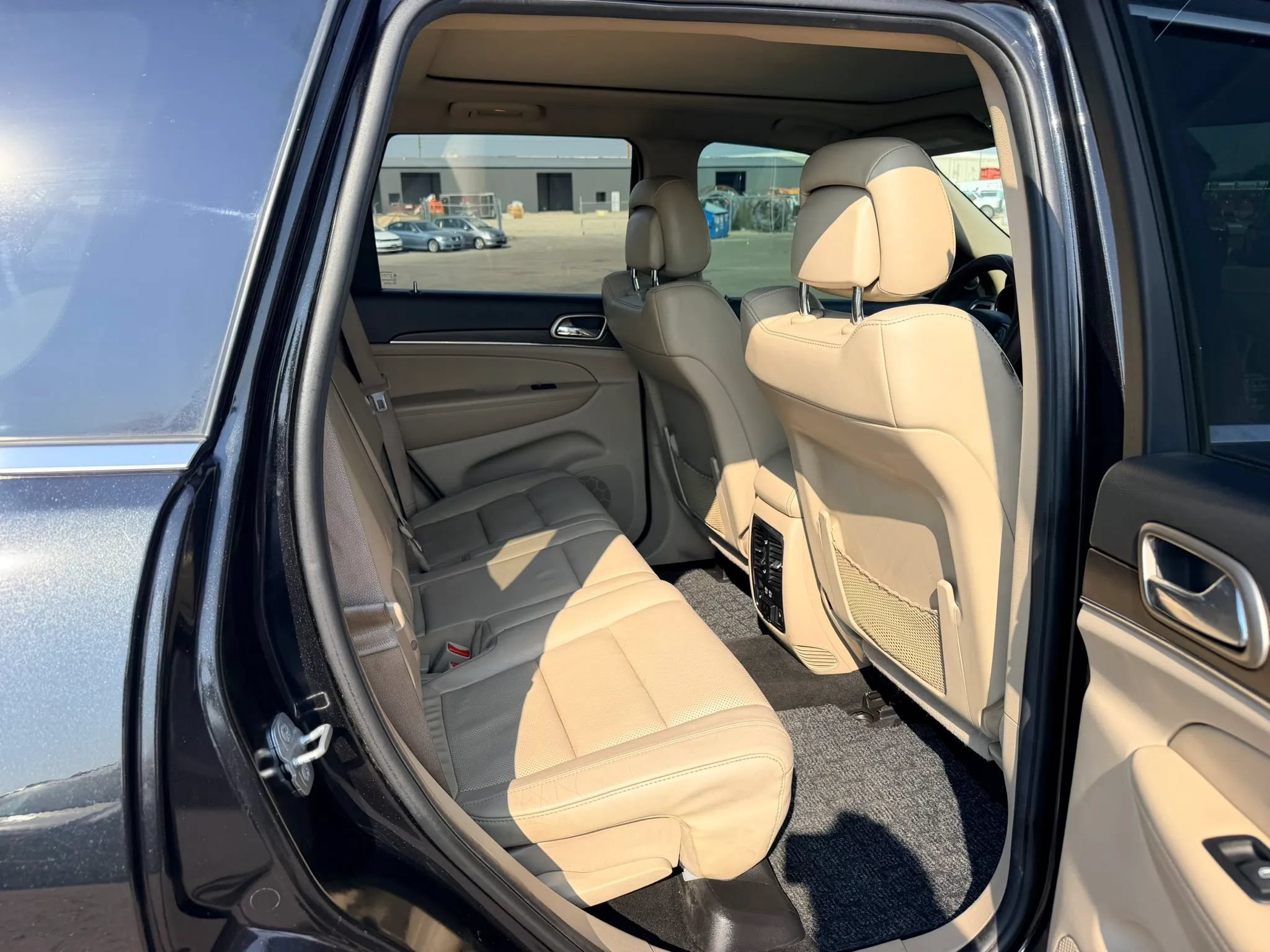 Used 2014 Jeep Grand Cherokee Limited w/ Luxury Group II AWD/4WD image 16