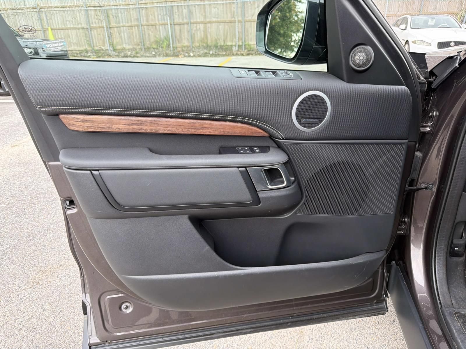 Used 2025 Land Rover Discovery Dynamic SE AWD/4WD image 19