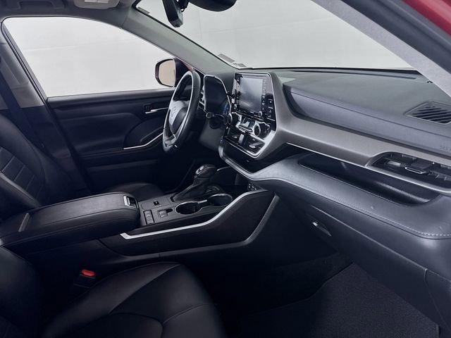 Used 2022 Toyota Highlander XLE image 26