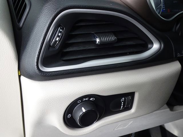 Used 2021 Chrysler Voyager L FWD image 18