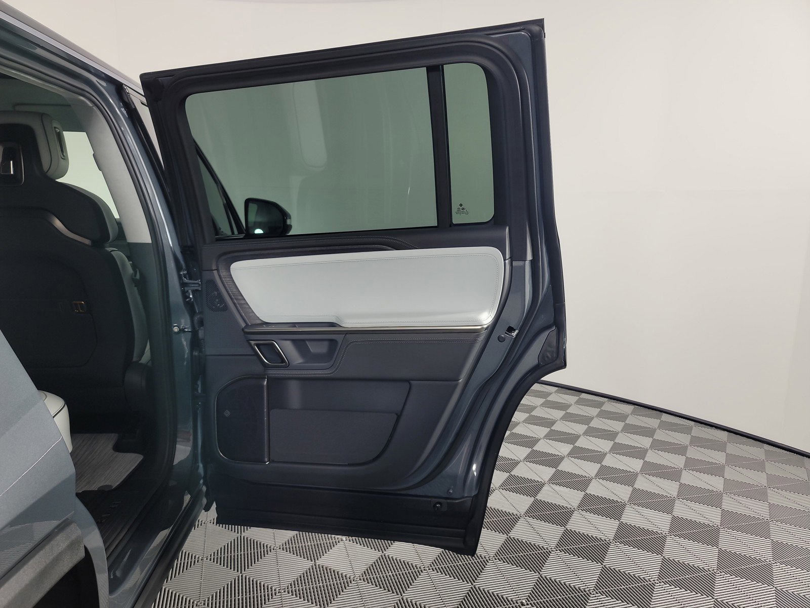 Used 2024 Rivian R1S Adventure AWD/4WD image 19