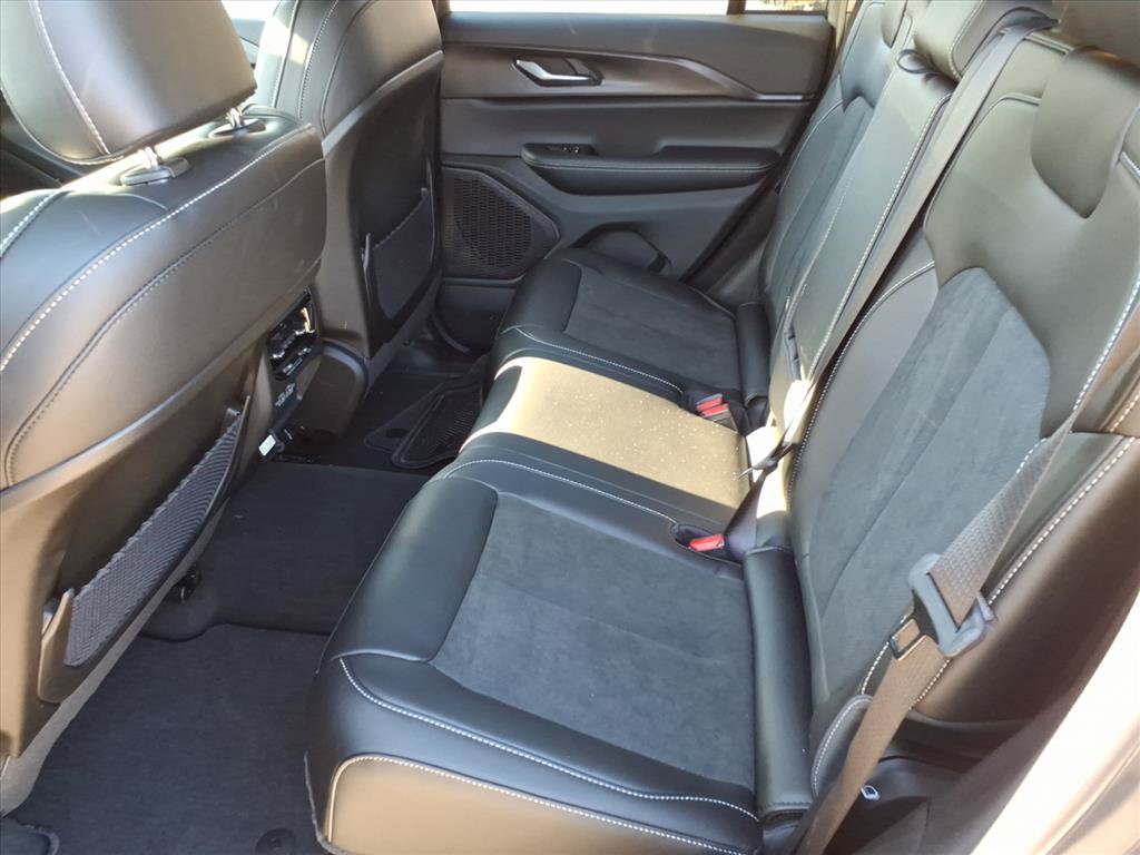 Used 2025 Jeep Grand Cherokee Altitude AWD/4WD image 4