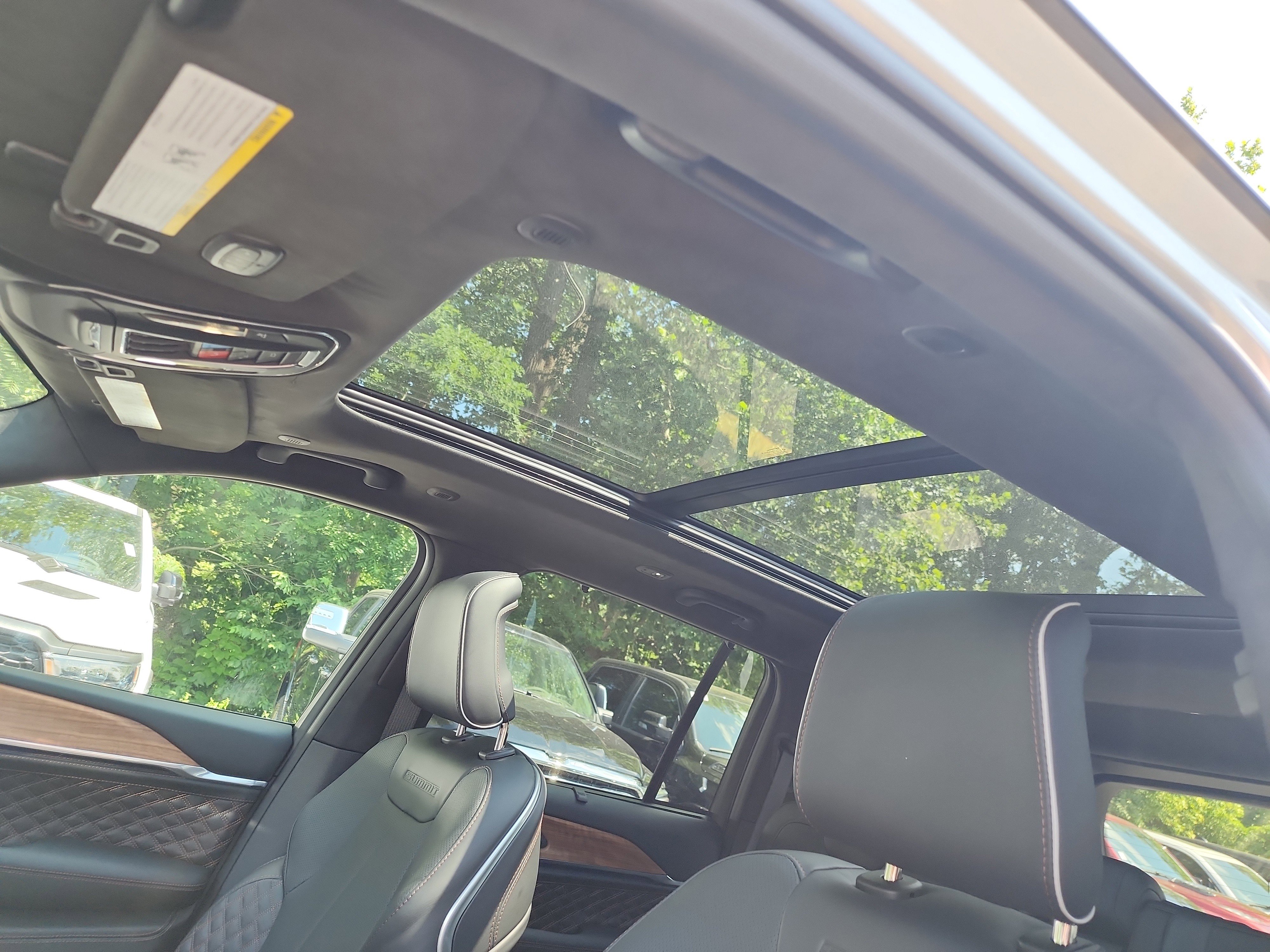 New 2025 Jeep Grand Cherokee Summit image 4