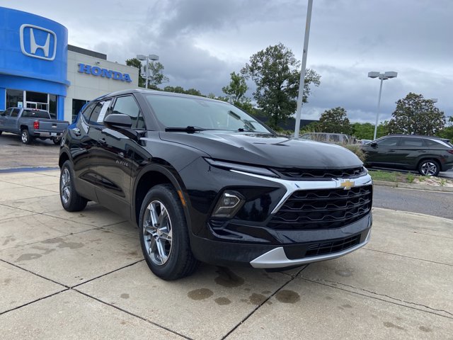 Used 2025 Chevrolet Blazer LT FWD image 2