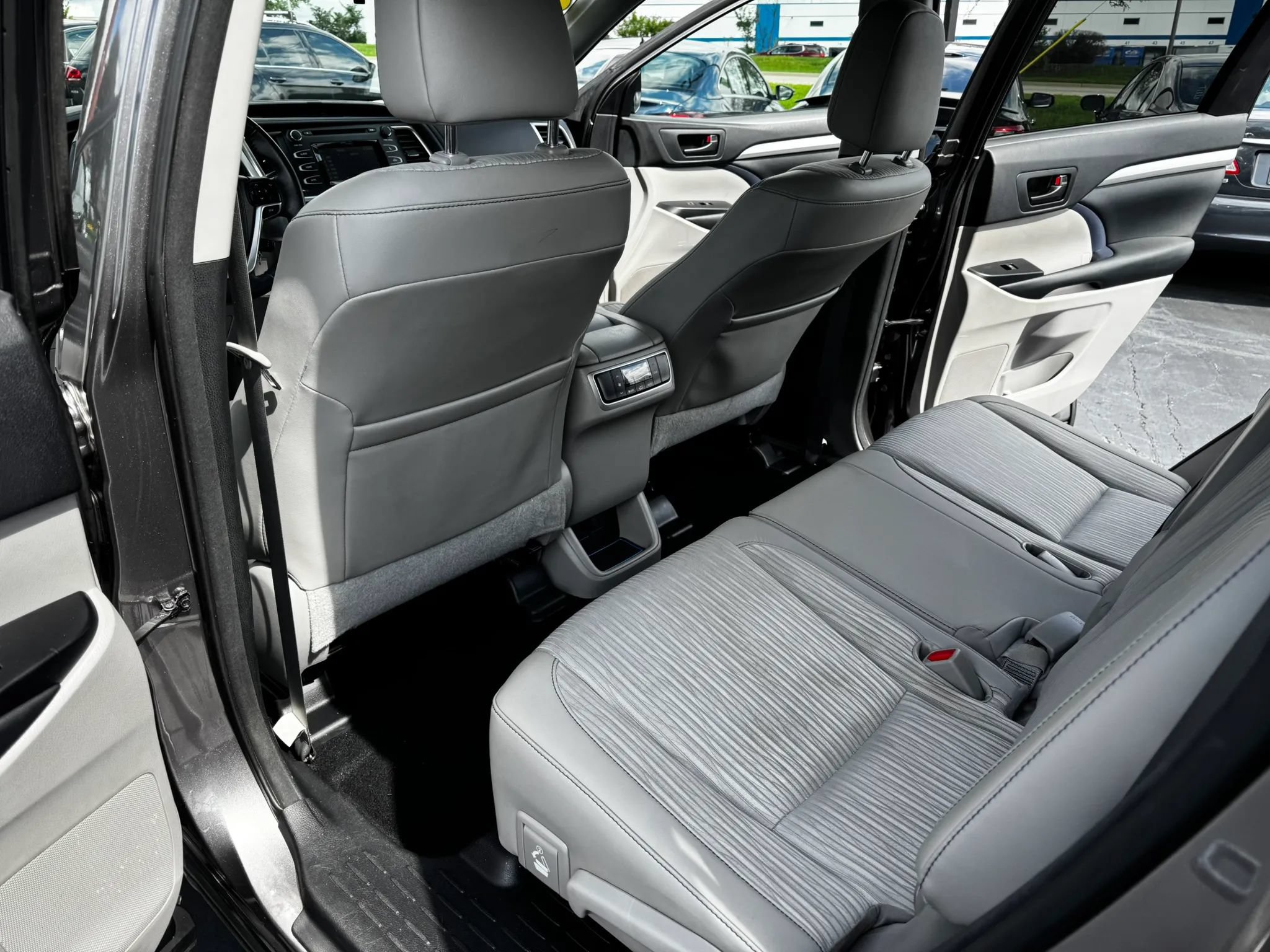 Used 2015 Toyota Highlander Plus AWD/4WD image 18