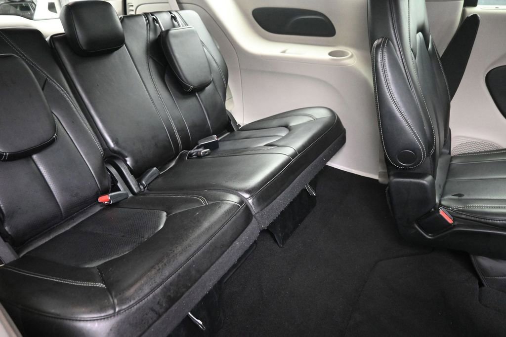 Used 2023 Chrysler Pacifica Touring-L FWD image 9