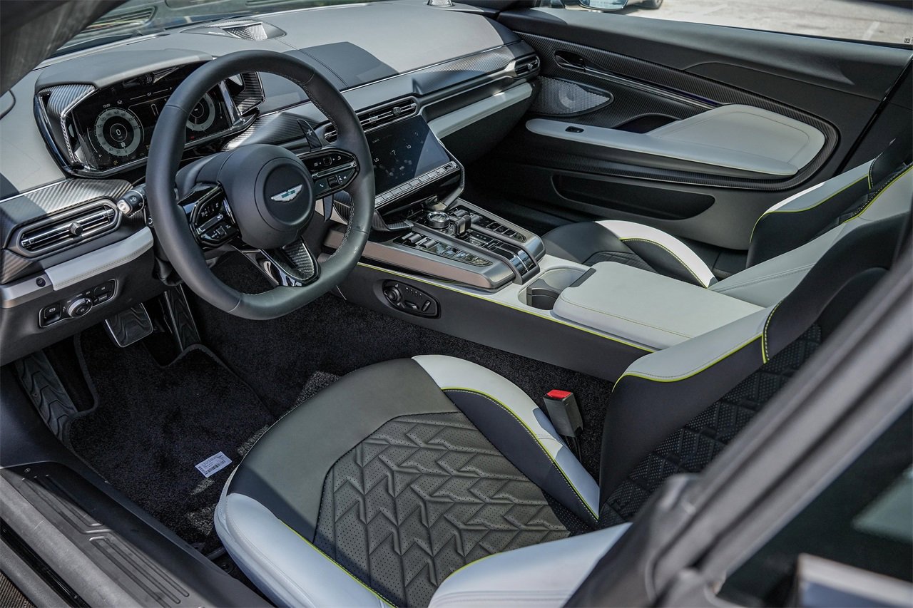 New 2025 Aston Martin Vanquish Coupe image 3