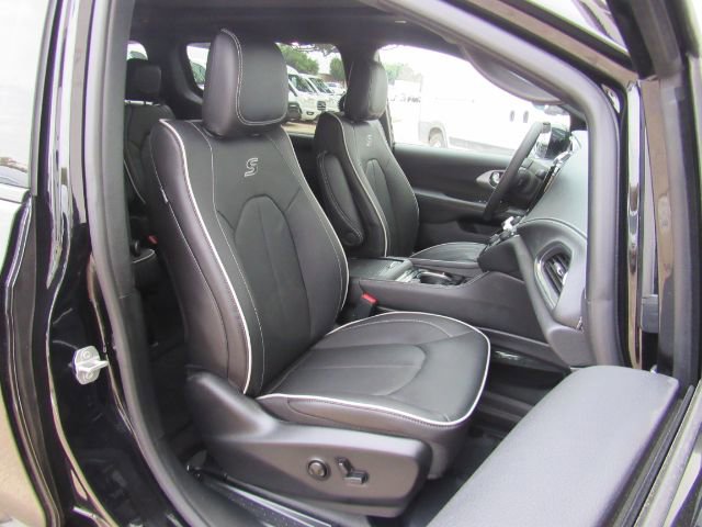 Used 2026 Chrysler Pacifica Limited w/ S Appearance Package image 23