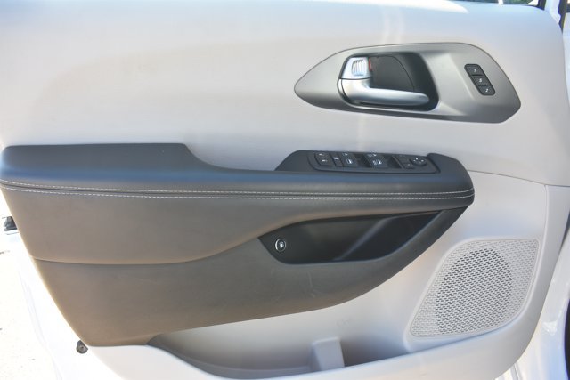 Used 2024 Chrysler Pacifica Limited FWD image 12