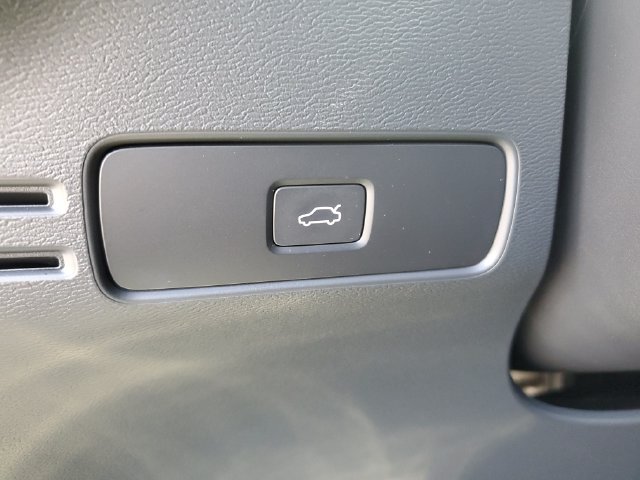 Used 2024 Volvo XC40 B5 Plus w/ Protection Package Premier AWD/4WD image 25