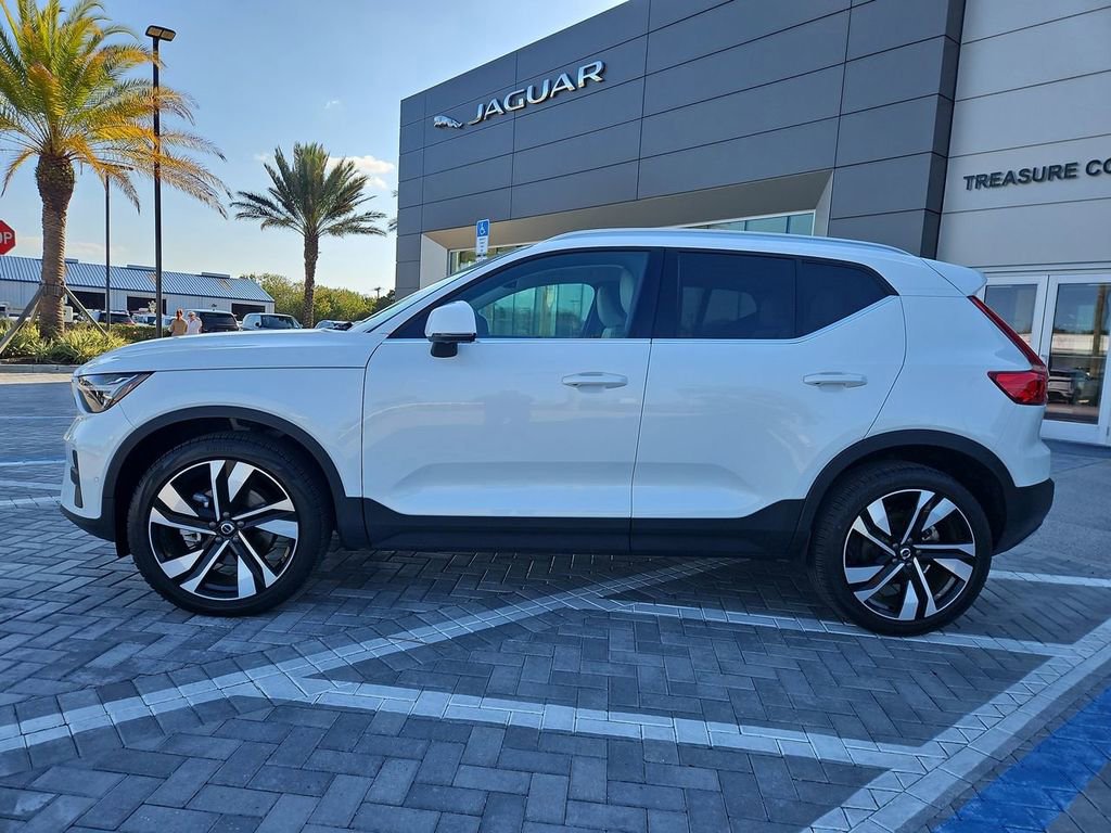 Used 2025 Volvo XC40 B5 Ultra w/ Protection Package Premier image 2