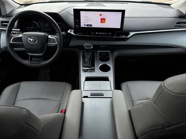 Used 2025 Toyota Sienna XLE FWD image 9