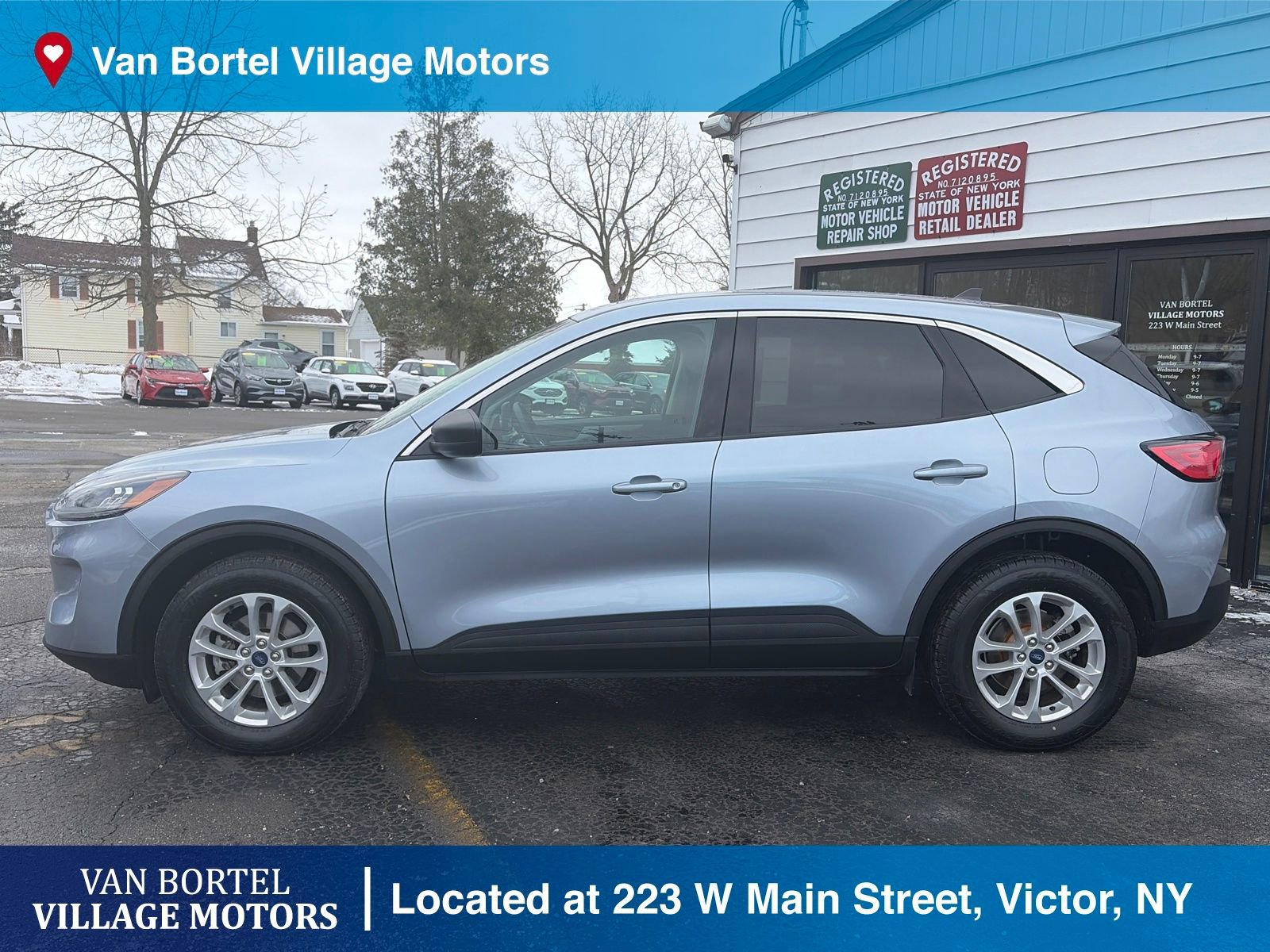 Used 2022 Ford Escape SE w/ Cold Weather Package image 2