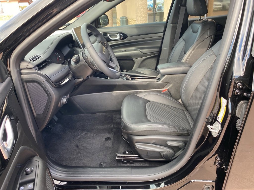 Used 2025 Jeep Compass Latitude w/ Altitude Special Edition image 24