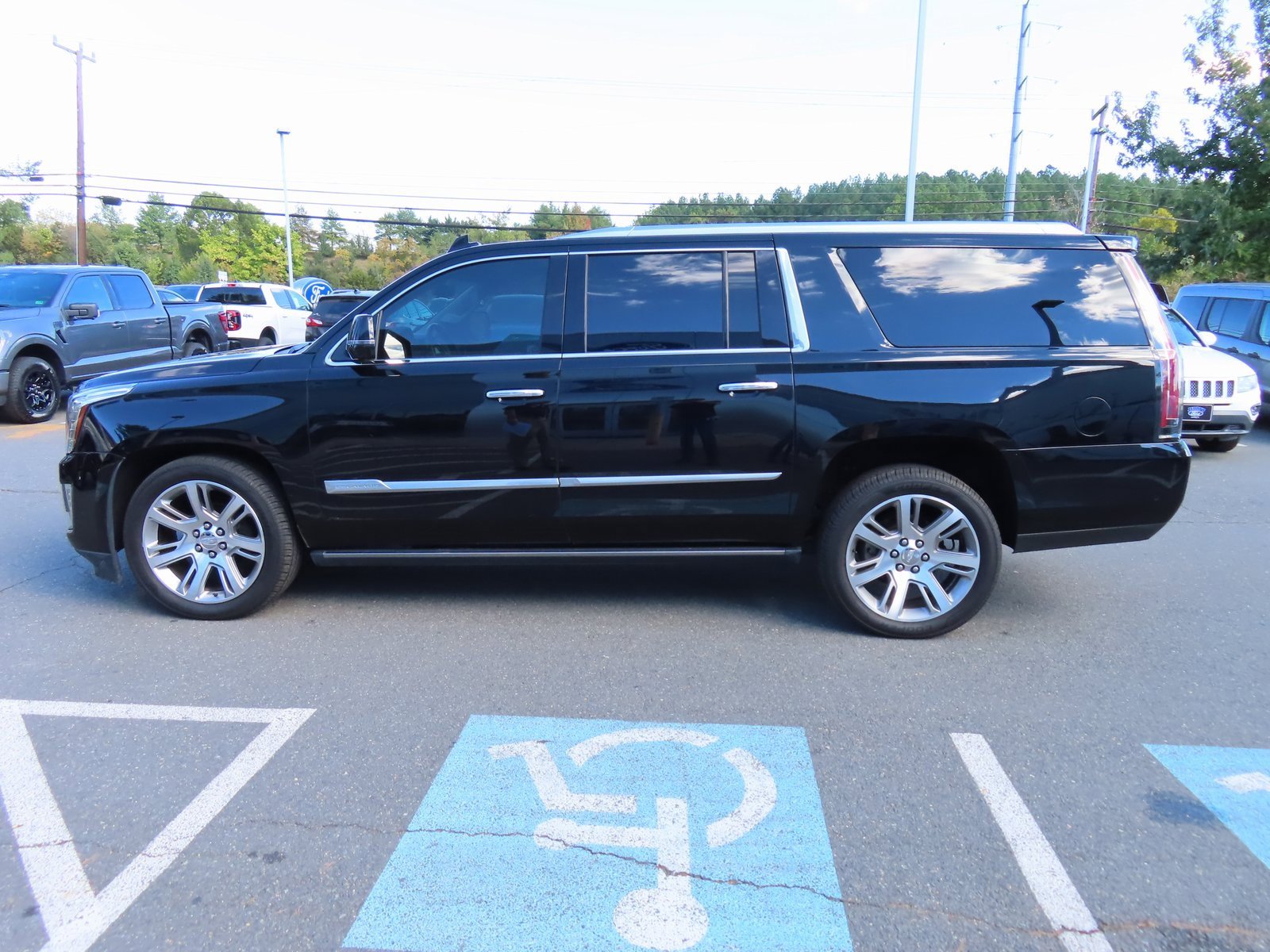 Used 2020 Cadillac Escalade ESV Premium Luxury image 8