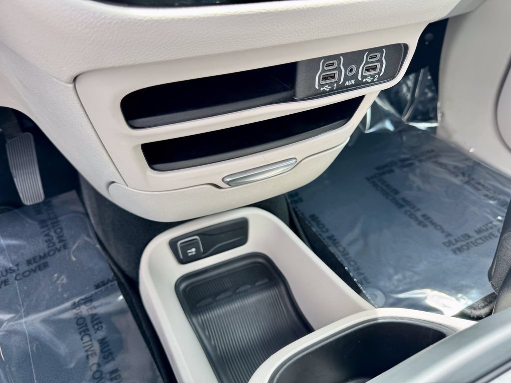 Used 2024 Chrysler Pacifica Touring-L FWD image 26