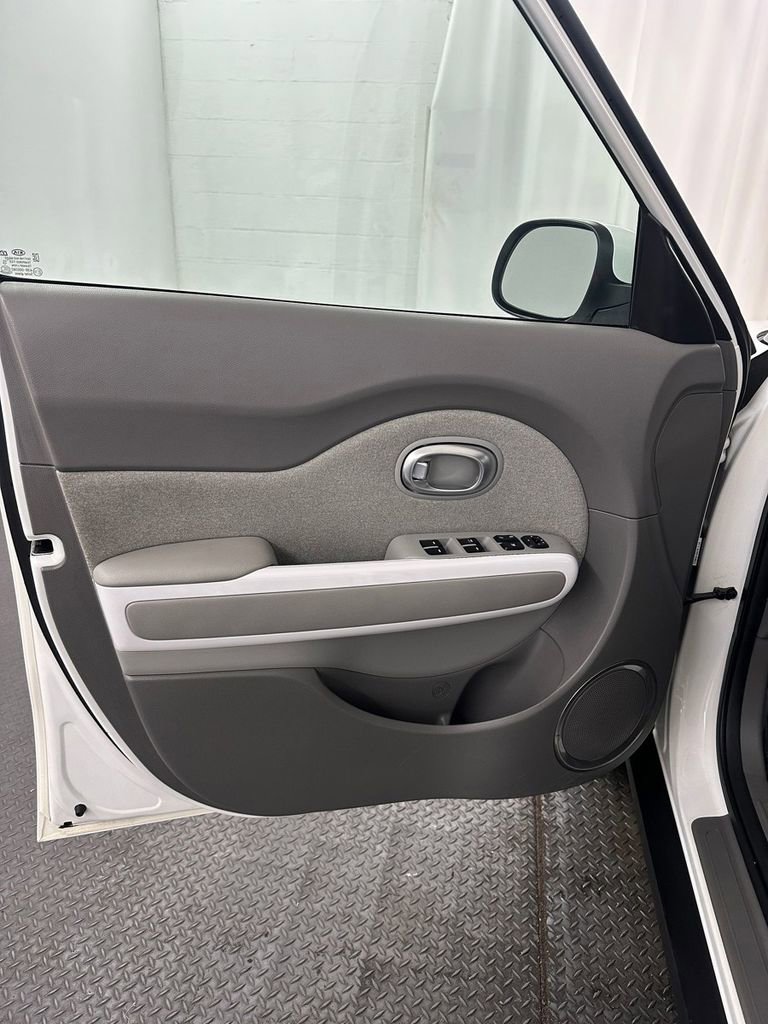 Used 2017 Kia Soul EV-e image 8