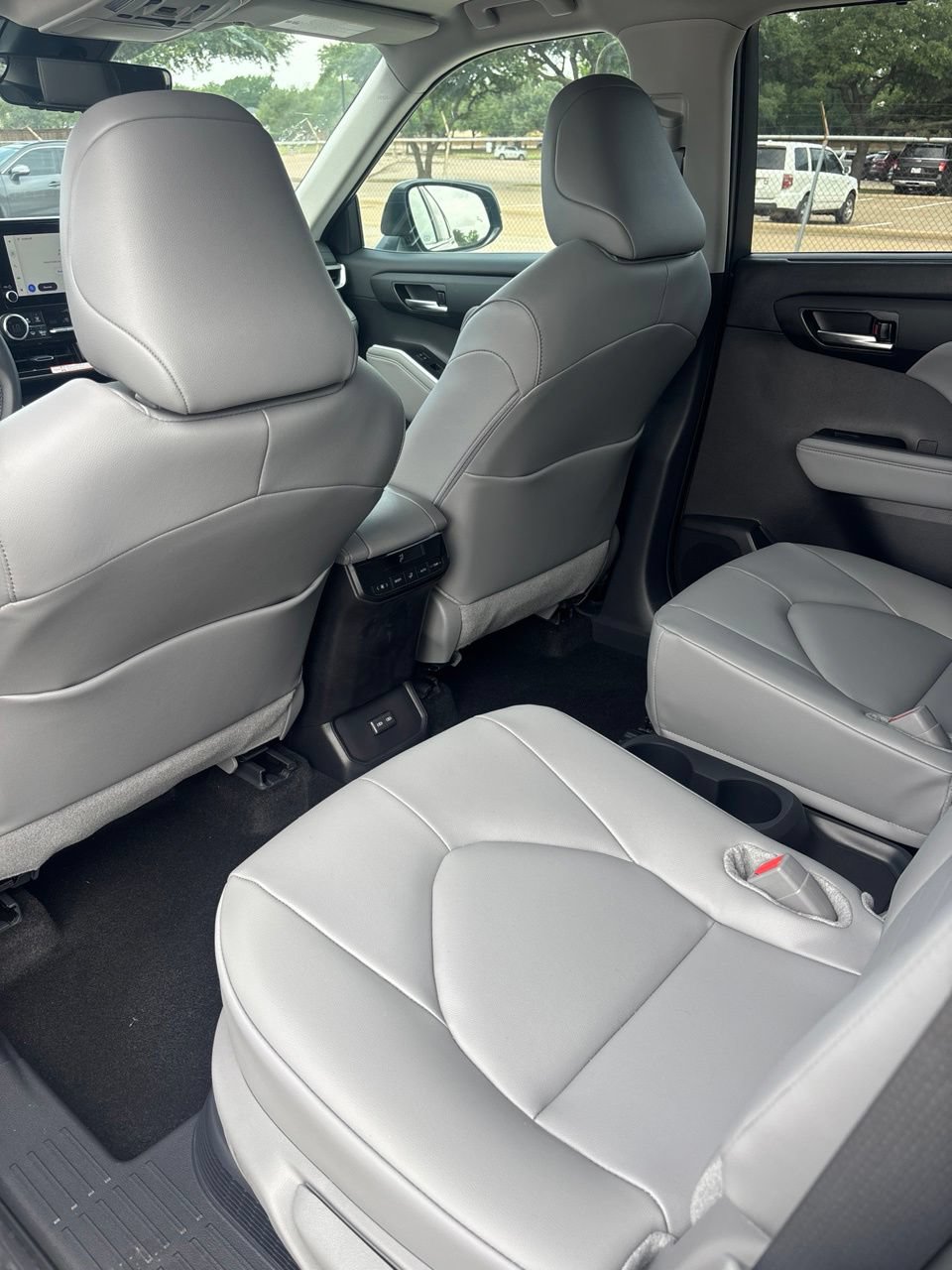 Used 2025 Toyota Highlander XLE AWD/4WD image 7
