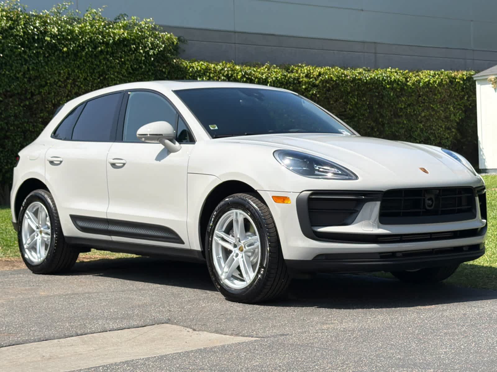 Certified 2025 Porsche Macan AWD/4WD image 10