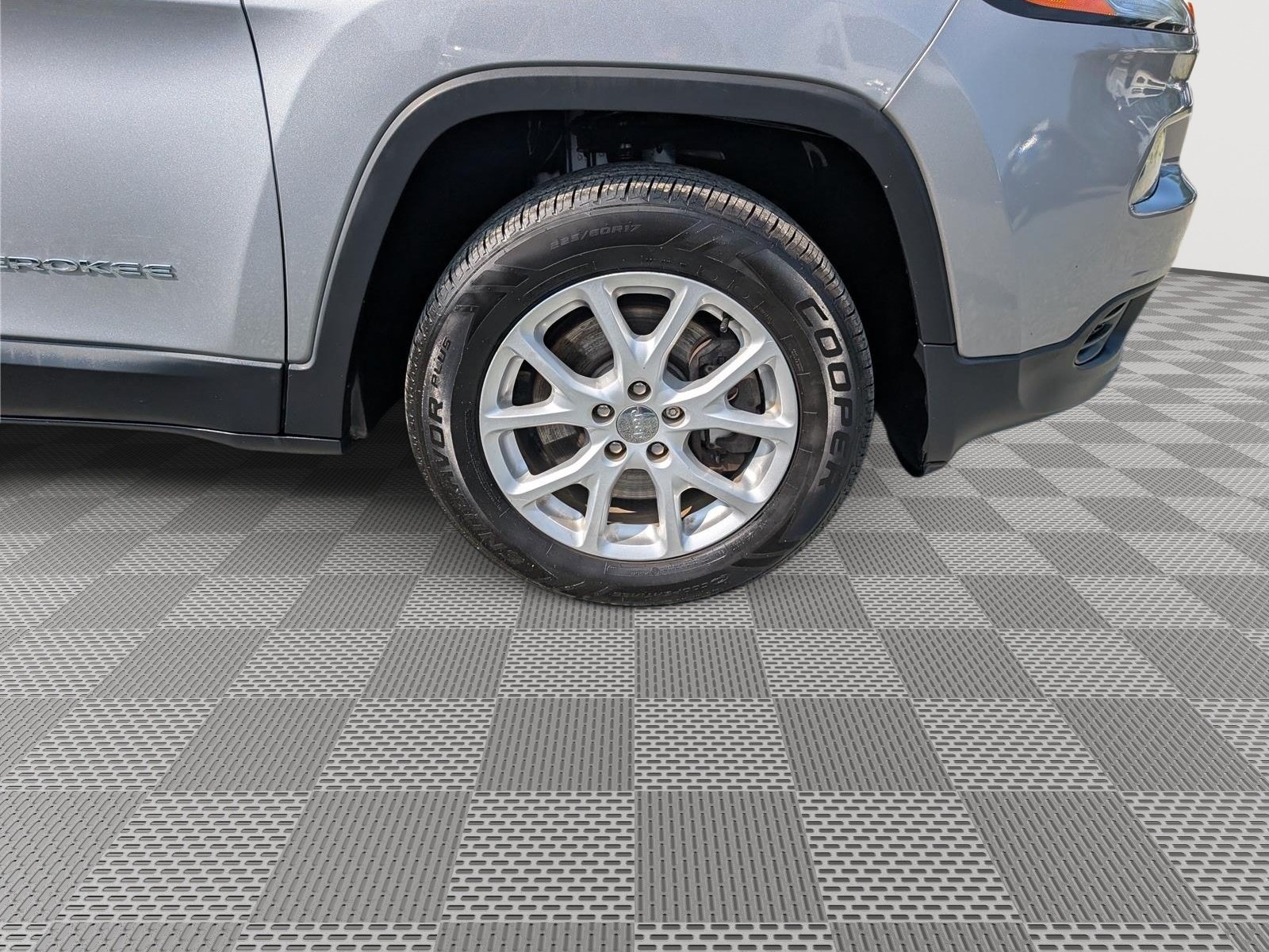 Used 2015 Jeep Cherokee Sport AWD/4WD image 9